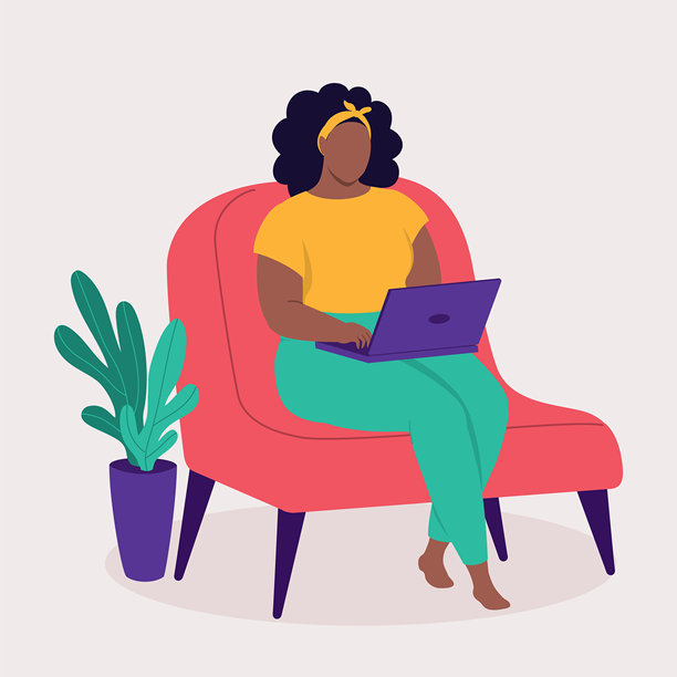 曲线美的黑人女性在家里用笔记本电脑工作。笔记本。图片下载