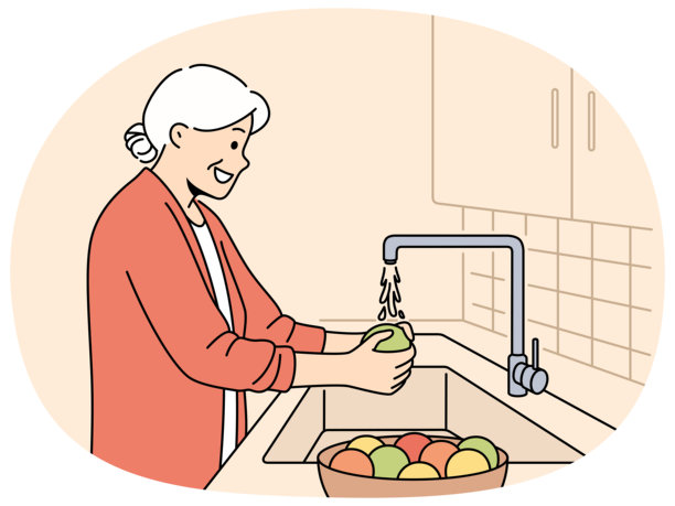 老妇人在水池里洗水果，站在厨房里，遵守卫生规则图片下载