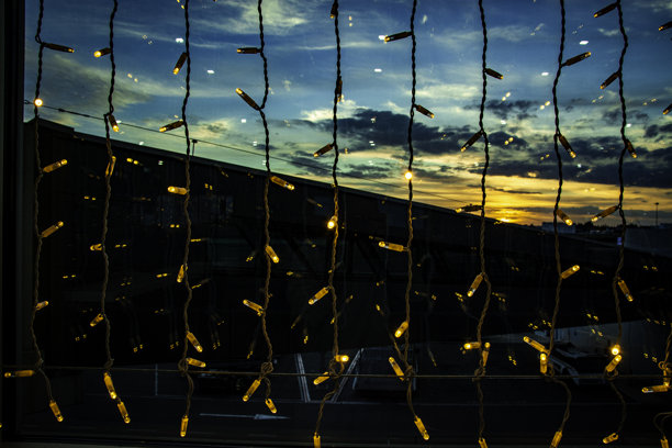 闪闪发光的黄色led灯垂直运行。圣诞彩灯的帘子。图片下载