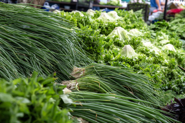 市场摊位上的青菜。传统食品市场图片下载
