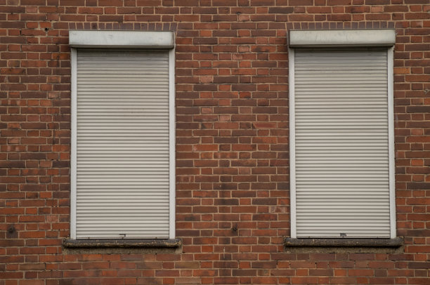 砖墙，旧窗户和百叶窗图片下载