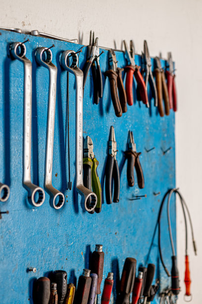 在每个男人的车库里拍摄不同的必要工具和零件的特写照片。汽车检查和汽车服务店的概念。不同类型的工具，尤其是扳手。图片下载