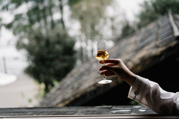 坐在窗边，手里端着一杯红茶图片下载