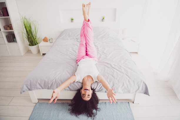 美国少女全身倒挂的照片，穿着睡衣躺在床上，醒来舒适的问候拥抱欢迎图片下载