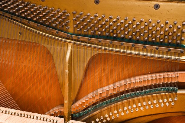 钢琴内部的锤子和琴弦。照片图片下载