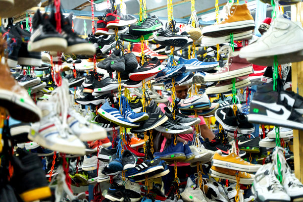 亚洲市场上有各种各样的鞋子。图片下载