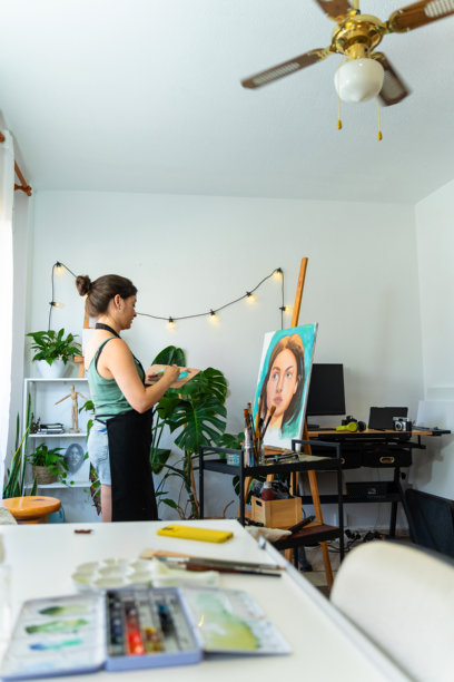 专业绘画工作室。正在工作的艺术家。图片下载