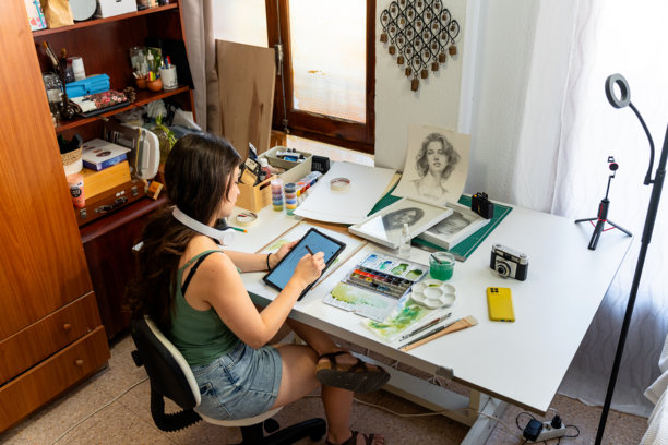 漫画家在他的艺术工作室里画画图片下载