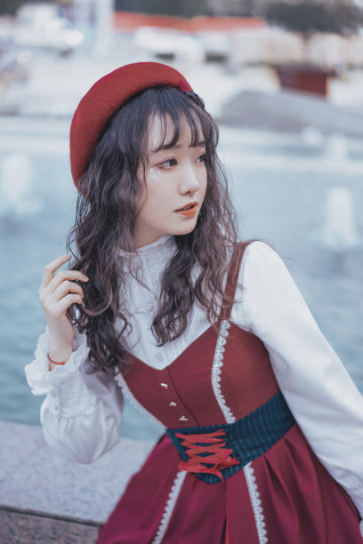 一个穿红裙子的中国女孩图片下载