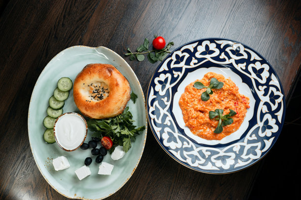 格鲁吉亚餐馆里的一盘国家新鲜面包，配山羊奶酪和薄皮塔饼，配蔬菜酱和黄瓜片。传统的东方菜肴。美味的午餐。图片下载