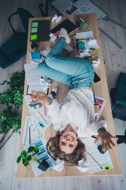 垂直上下颠倒以上的视图肖像专业企业员工女士躺在办公桌现代办公室室内图片下载