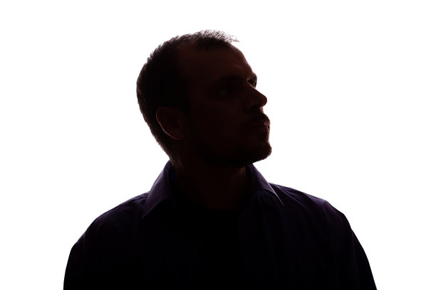 男子年轻未剃须的商人商务服装剪影-白色背景孤立图片下载