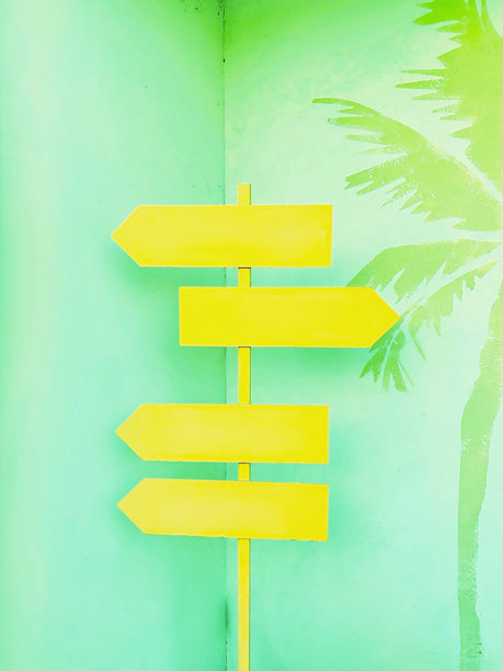 里程碑-带有四个箭头的彩色木制路标图片下载