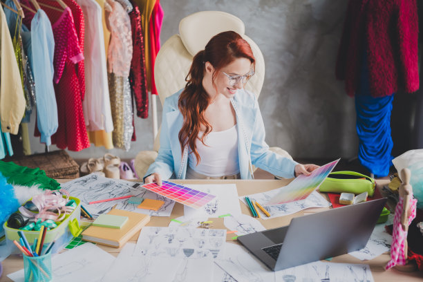 设计师女孩坐在工作室室内的照片选择调色板图片下载