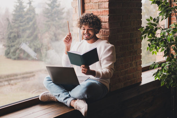 时髦酷的家伙穿着白色套头衫的照片工作现代小工具写故事在室内房子公寓房间图片下载