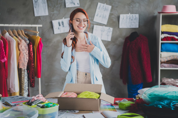 照片漂亮优雅的服装设计师女人聊天电话笑阁楼室内办公室室内图片下载