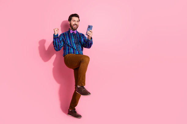 开朗开朗nice优雅的男人穿着时尚的衣服，在粉红色的背景空的空间孤立的全身照片图片下载