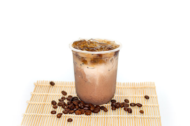 摩卡冰咖啡和咖啡豆在白色背景上的隔离概念。图片下载
