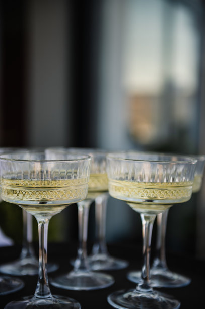 后院托盘上的香槟。在婚宴上为客人准备的夏日起泡酒托盘。满杯香槟特写。图片下载