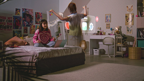 十几岁的女孩坐在床上与人工智能聊天应用中的3D动画化身聊天图片下载