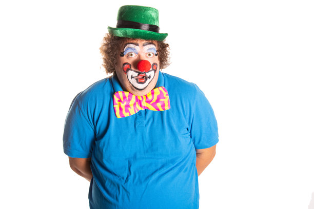 滑稽的胖小丑在白色背景上摆姿势。图片下载