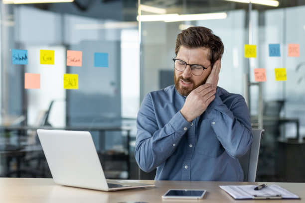 在现代办公室工作时耳朵疼痛的商人图片下载