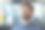 在办公室里，一个留着胡子、穿蓝色衬衫的年轻人闭着眼睛微笑、休息、做梦的特写照片图片下载
