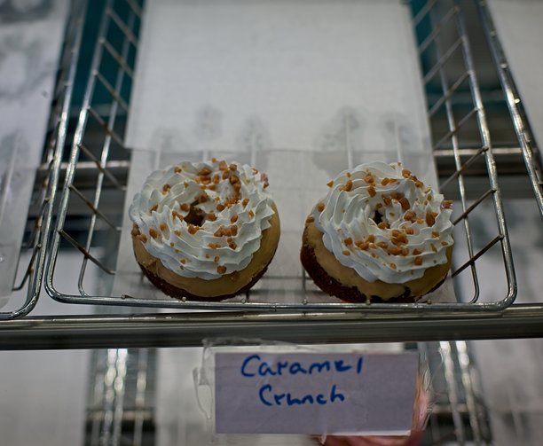焦糖脆蛋糕在面包店展示图片下载