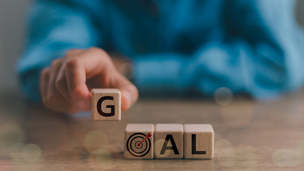 手持带有GOAL字样的木制立方体。企业成功的目标概念。图片下载