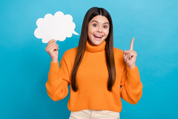 有趣可爱的天才女孩的照片，长发型，穿着针织高领毛衣，在蓝色的背景上保持头脑的云得到了孤立的想法图片下载