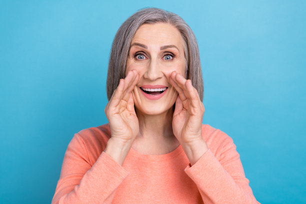 印象深刻的时髦女士的照片穿着珊瑚衬衫手臂嘴唇宣布孤立的蓝色背景图片下载