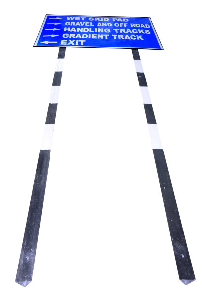 蓝色低其他试验轨道坡度轨道板带箭头;孤立的白色背景图片下载