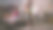十几岁的女孩坐在床上与虚拟现实全息图聊天图片下载