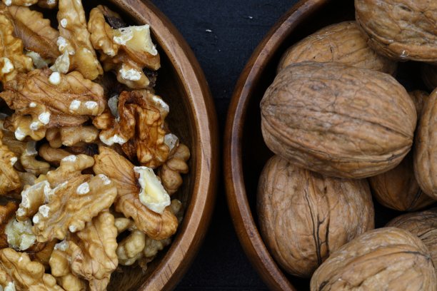 碎核桃和胡桃钳黑色背景图片下载