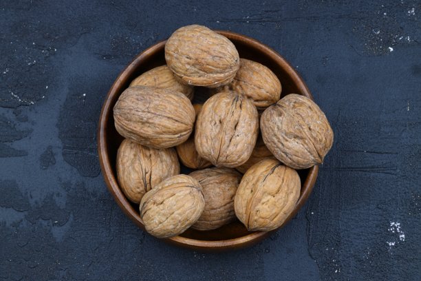 碎核桃和胡桃钳黑色背景图片下载