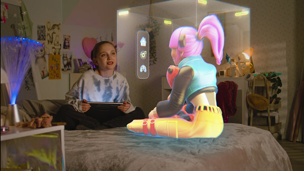 小女孩与人工智能朋友的虚拟现实全息图交谈图片下载