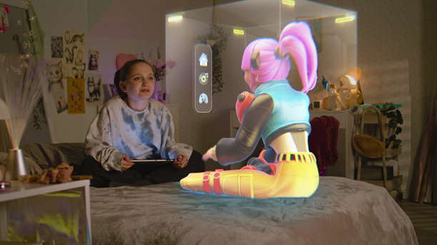 小女孩与人工智能朋友的虚拟现实全息图交谈图片下载