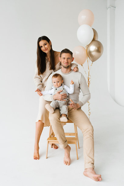 一个白人年轻家庭的照片，他们抱着一个年幼的儿子，用气球庆祝生日图片下载