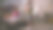 十几岁的女孩坐在床上与虚拟现实全息图聊天图片下载