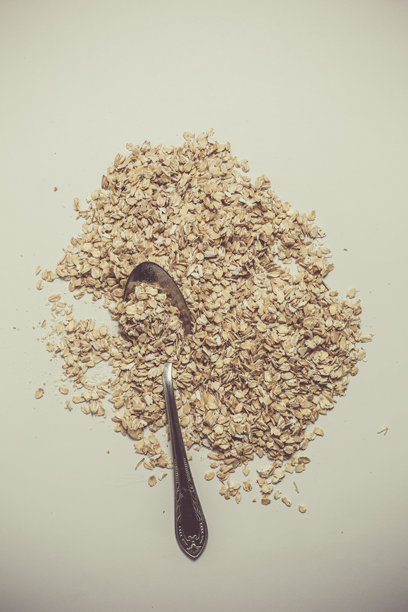 勺子放在桌上一堆美味的燕麦粥里，有利于身体健康图片下载