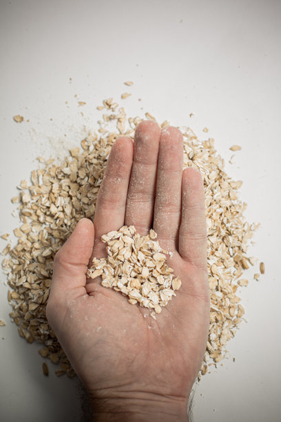 勺子放在桌上一堆美味的燕麦粥里，有利于身体健康图片下载