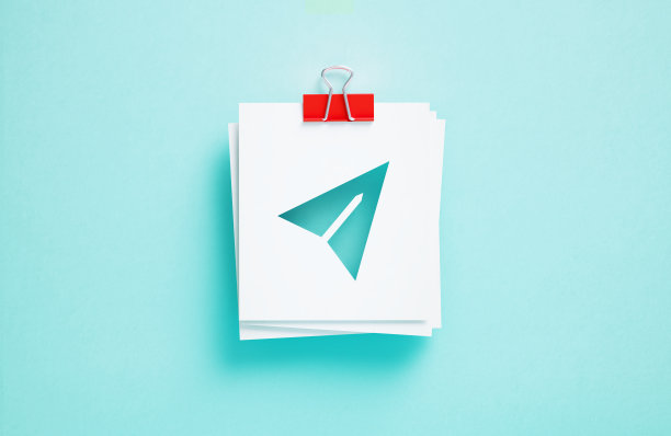 纸飞机形状剪出它的蓝色背景笔记图片下载