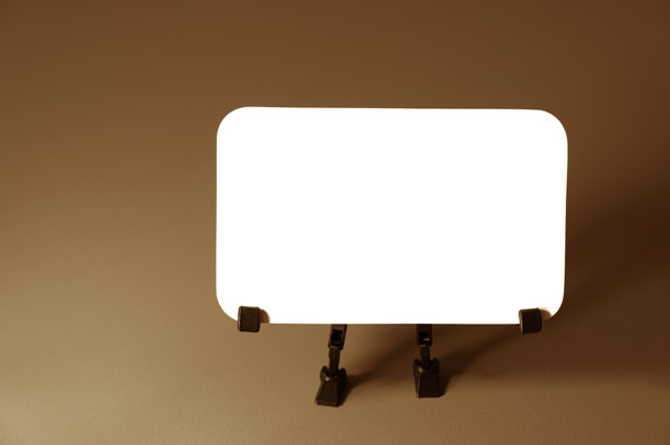 有彩色背景的白色空白卡片图片下载