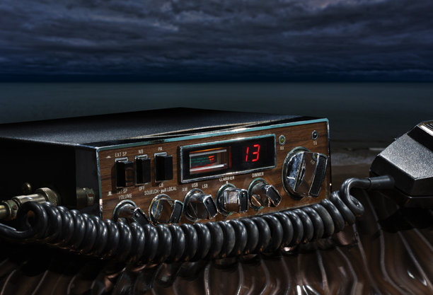 双向广播，后面是海洋和风暴图片下载