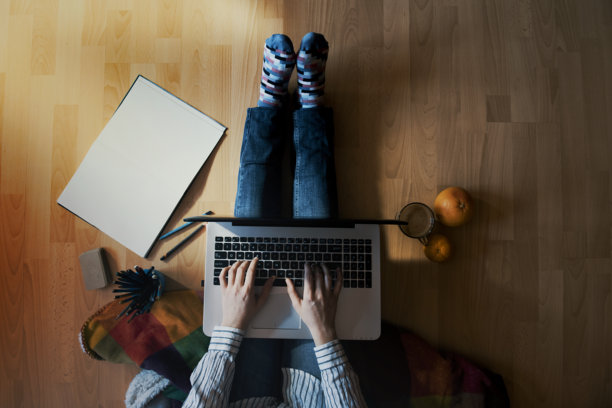 正上方的女性在家工作的照片图片下载