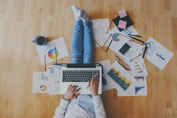 正上方的女性在家工作的照片图片下载