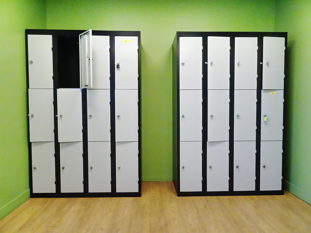 存放个人物品的储物间。钥匙式安全储物柜。室内健身房。公共场所有编号的储物箱。图片下载
