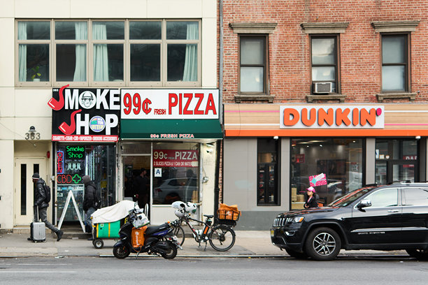 99美分披萨店和纽约的唐恩都乐图片下载