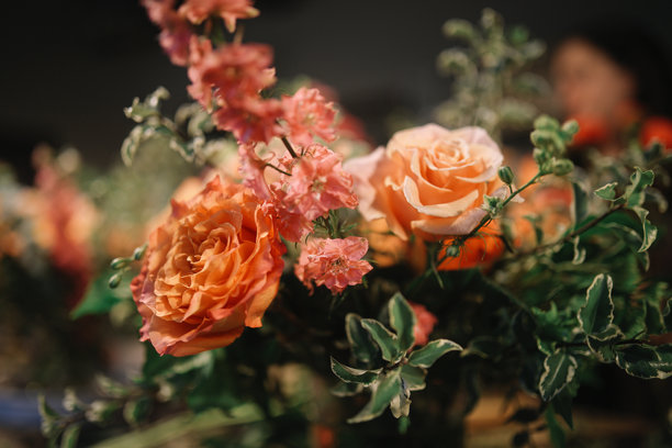 妇女在车间插花的特写照片图片下载