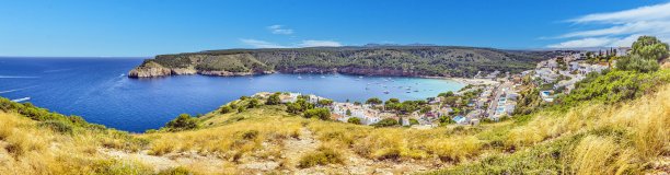 海湾和海滩的全景图片加泰罗尼亚海滨度假胜地蒙哥图片下载